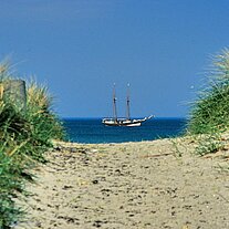 Segelschiff vor dem Sandstrand Segelschiff vor dem Sandstrand