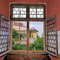Blick von Droste Hülsoff zum Schloss Blick durch Fenster zum Schloss