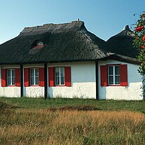 Haus mit Roten Fensterläden