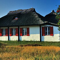 Haus mit Roten Fensterläden Haus mit Roten Fensterläden