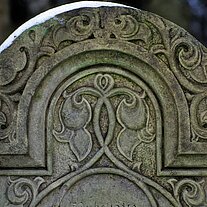 Ornamente auf Denkmal mit Schnee