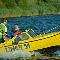 gelbes Motorboot rast vorbei gelbes Motorboot rast vorbei