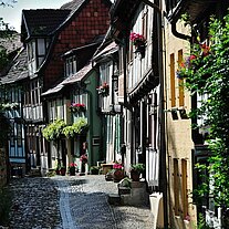 Gasse mit Fachwerkhäusern in Quedlinburg Gasse mit Fachwerkhäusern in Quedlinburg