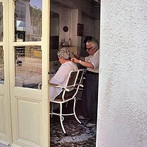 Friseur bei der Arbeit
