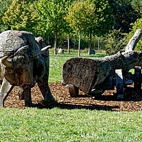 Holzbullen am Eingang der Slawenburg Raddusch Holzbullen am Eingang der Slawenburg Raddusch