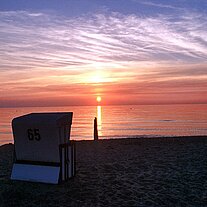 Sonnenuntergang mit Strandkorb