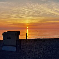 Sonnenuntergang mit Strandkorb Sonnenuntergang mit Strandkorb