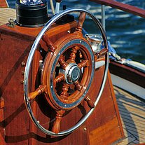 Steuerrad auf einem Fischerboot Steuerrad auf einem Fischerboot