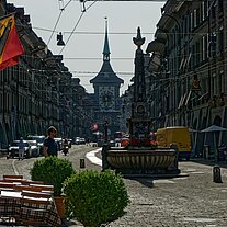 Kramgasse mit Kreuzgassbrunnen zu Zytglogge Kramgasse mit Kreuzgassbrunnen zu Zytglogge