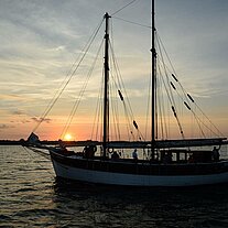 Abendsonne mit Segelboot Abendsonne mit Segelboot