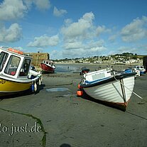 Boote im Hafen bei Ebbe Boote im Hafen bei Ebbe