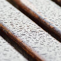 Regentropfen auf der Bank