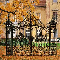 Eisentor vor dem Schloss