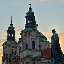 Jan Hus Denkmal und die Nikolauskirche Jan Hus Denkmal und die Nikolauskirche