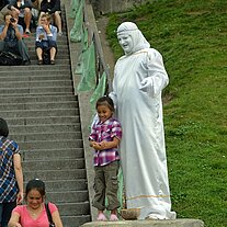 Pantomime vor der Treppe