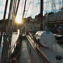 untergehende Sonne am Schiff
