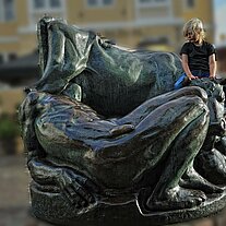 Skulptur von Kuh und Riese mit Junge Skulptur von Kuh und Riese mit Junge
