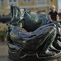 Skulptur von Kuh und Riese mit Junge