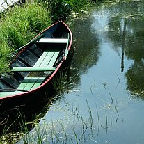 Boot im Dorfbach Boot im Dorfbach