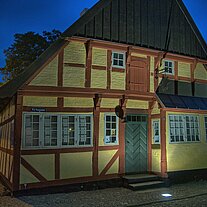 altes Haus bei Nachtlicht