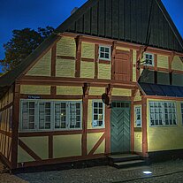 altes Haus bei Nachtlicht altes Haus bei Nachtlicht