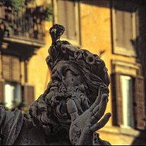 Brunnenstatue mit Taube