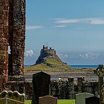 Lindisfarne Castle über den Friedhof gesehen