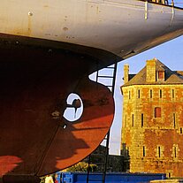 Camaret sur mer: Turm am Hafen Turm mit Schiffsheck