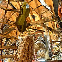 Wrackmuseum mit Beutestücken von der Decke Wrackmuseum mit Beutestücken von der Decke