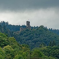 Ruine Winneburg von Weitem