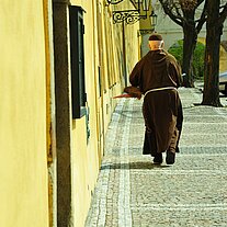 Kapuzinermönch auf dem Weg unter den Laternen Kapuzinermönch auf dem Weg unter den Laternen
