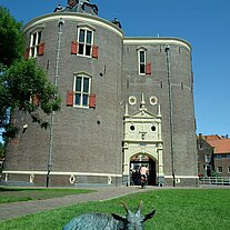 der Drommedaris Turm mit Ziege im Vordergrund der Drommedaris Turm mit Ziege im Vordergrund
