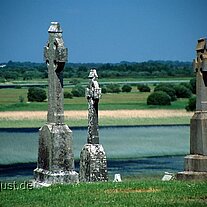 Clonmacnoise Kreuze über dem Shannon Kreuze über der Flusslandschaft des Shannon