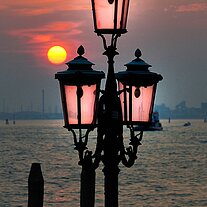 Laterne mit untergehender Sonne