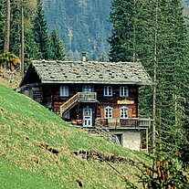 Hof mit blauen Fenstern Hof mit blauen Fenstern