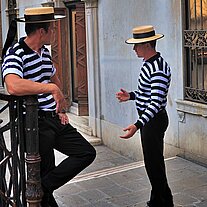 zwei Gondoliere diskutieren