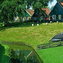 Kanal mit Häusern und Deichschafen Kanal mit Häusern und Deichschafen