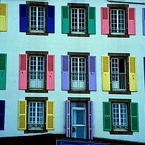 Hôtel De L'océan in Quiberon Haus mit verschiedenfarbigen Fensterläden