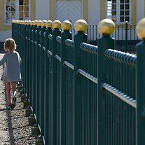 Zaun mit Frau und Kind Zaun mit Frau und Kind