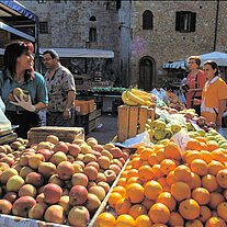 schöne Obstverkäuferin  San Gimignano