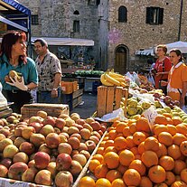 schöne Obstverkäuferin San Gimignano schöne Obstverkäuferin San Gimignano
