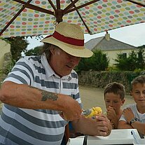 Kinder bekommen Eis Kinder bekommen Eis