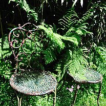 2 verrostete Stühle