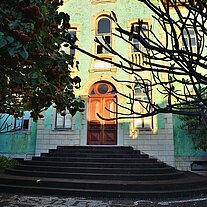 leeres Haus mit Kakteen im Abendlicht leeres Haus mit Kakteen im Abendlicht