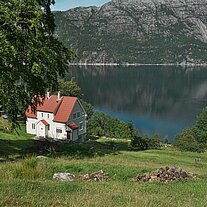 Lyse-Fjord und Haus