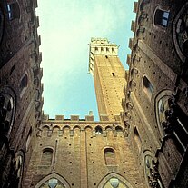 Siena Innenhof zumTurm Blick zum Turm