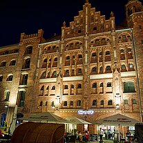 Lagerhäuser im Hafen am Abend