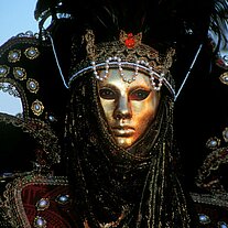 goldene Maske in Schwarz