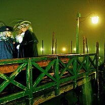 Maskenpaar am Steg
